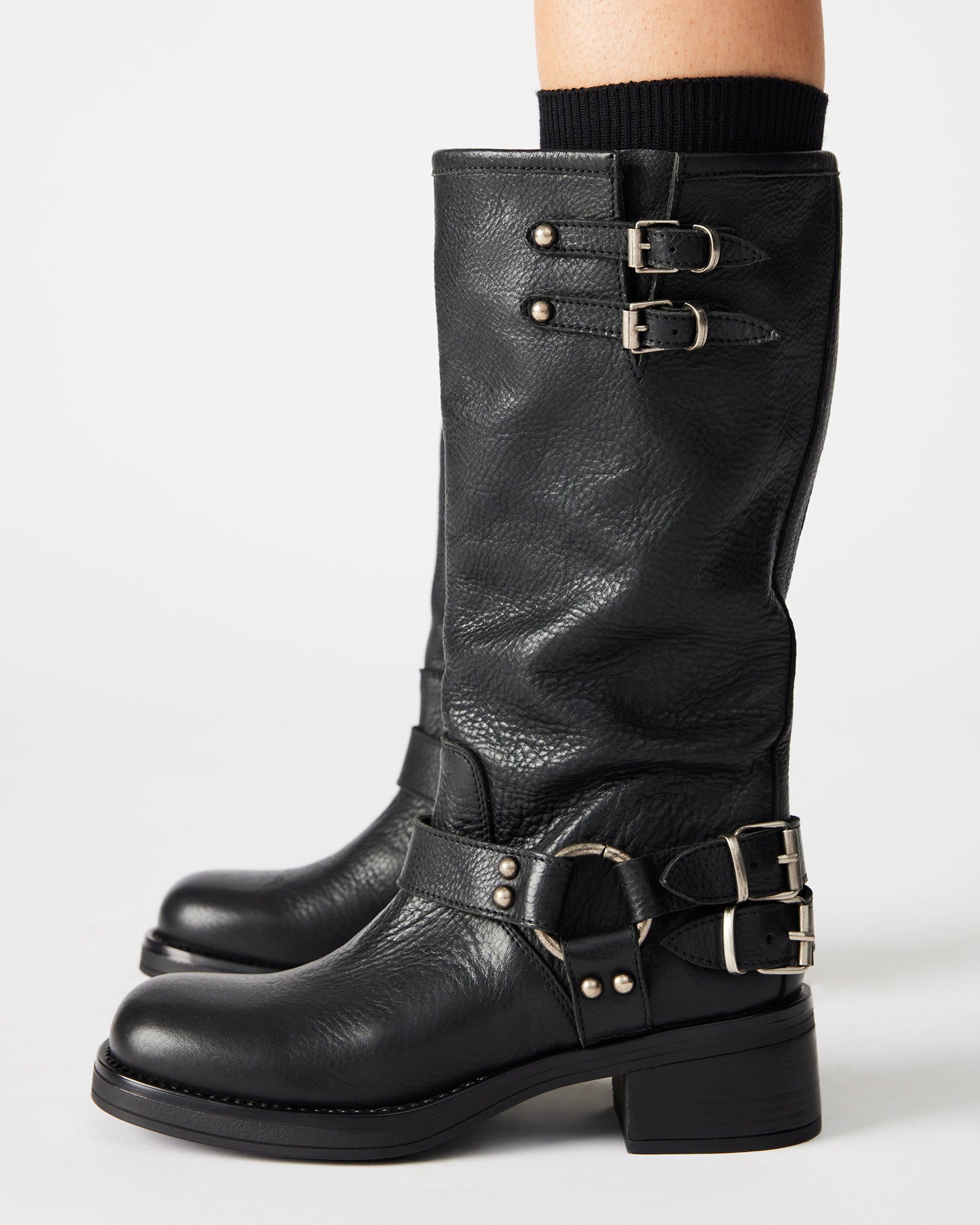 STEVEMADDEN_SHOES_ASTOR_BLACK-LEATHER_LIFESTYLE_01-1.jpg