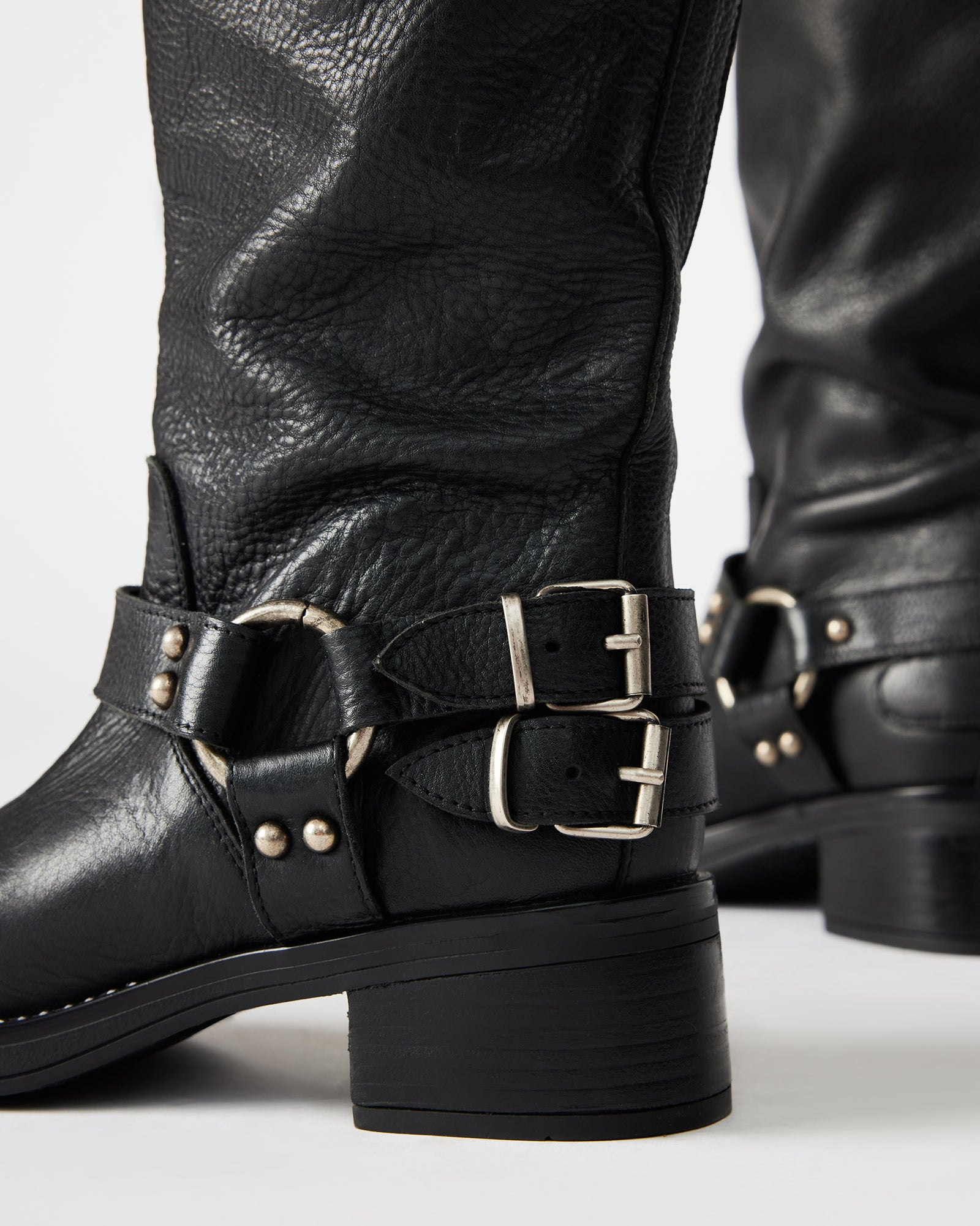 STEVEMADDEN_SHOES_ASTOR_BLACK-LEATHER_LIFESTYLE_02.jpg