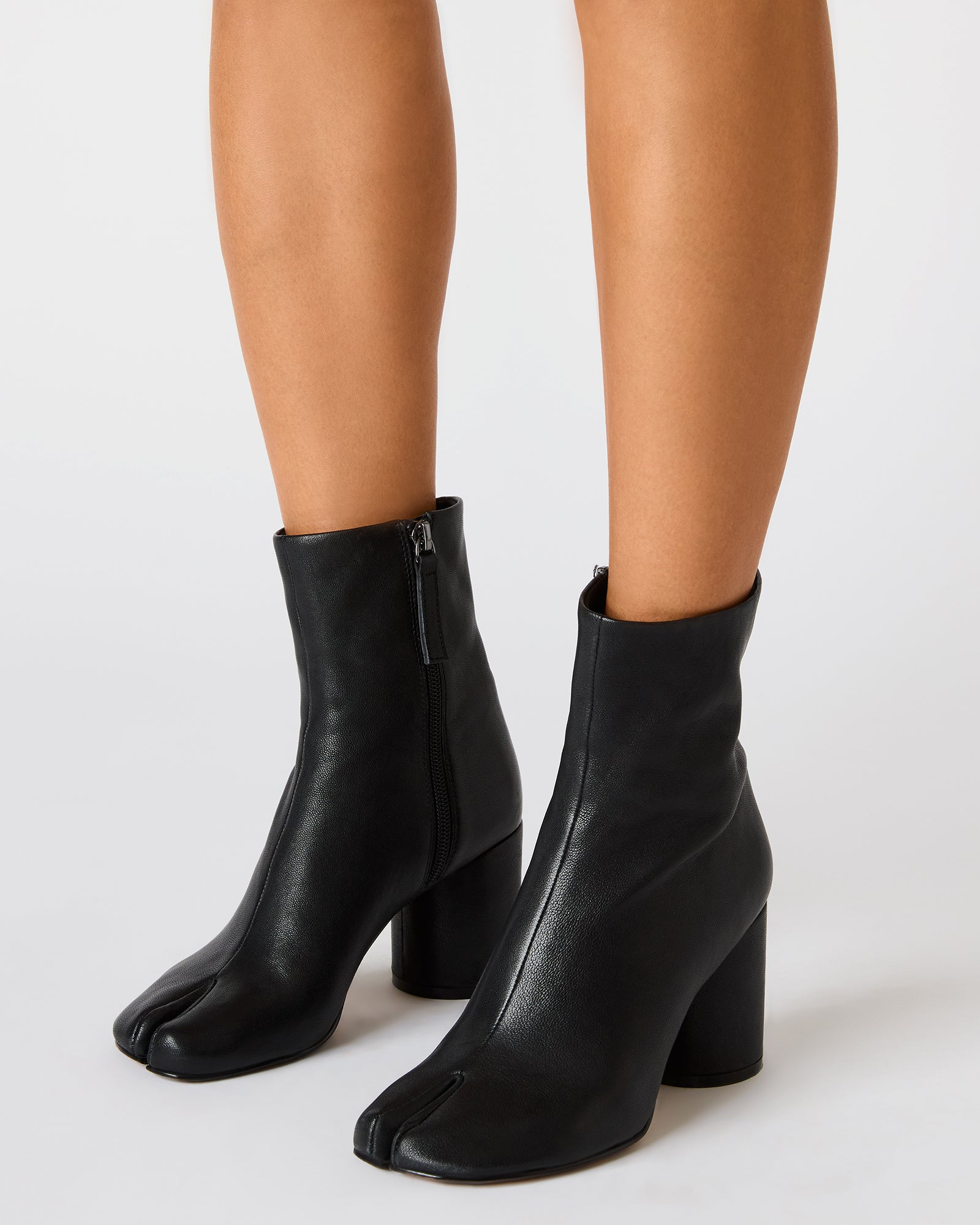 STEVEMADDEN_SHOES_CARO_BLACK-LEATHER_0411_555db9d6-58df-42d7-8a10-95437f412117.jpg