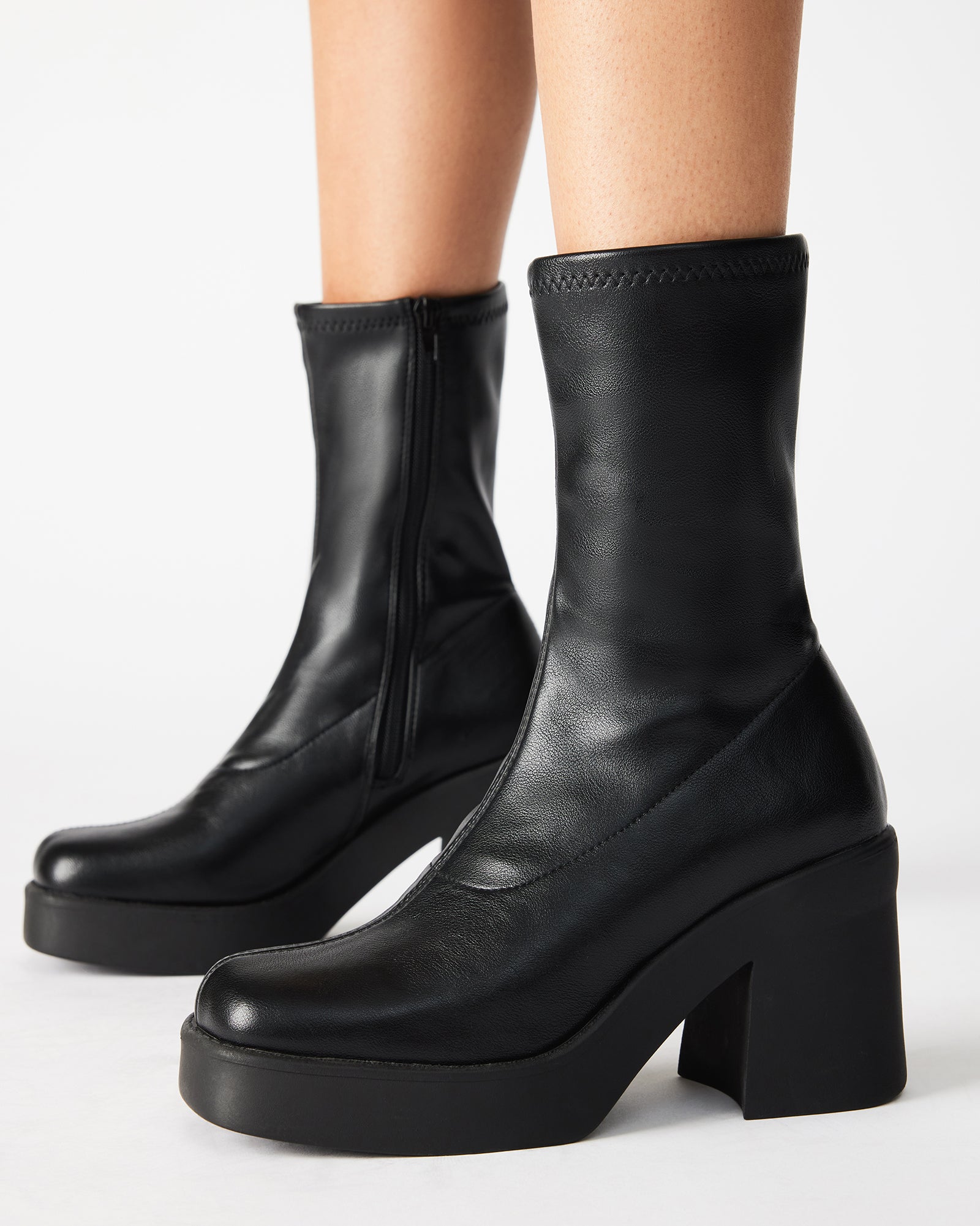 STEVEMADDEN_SHOES_KLAYTON_BLACK_LIFESTYLE.jpg
