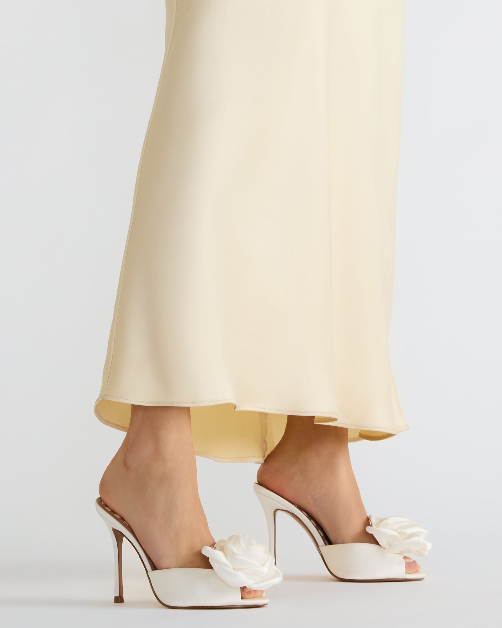 STEVEMADDEN_SHOES_PRIYA-FLOWER_IVORY-SATIN_4306.jpg
