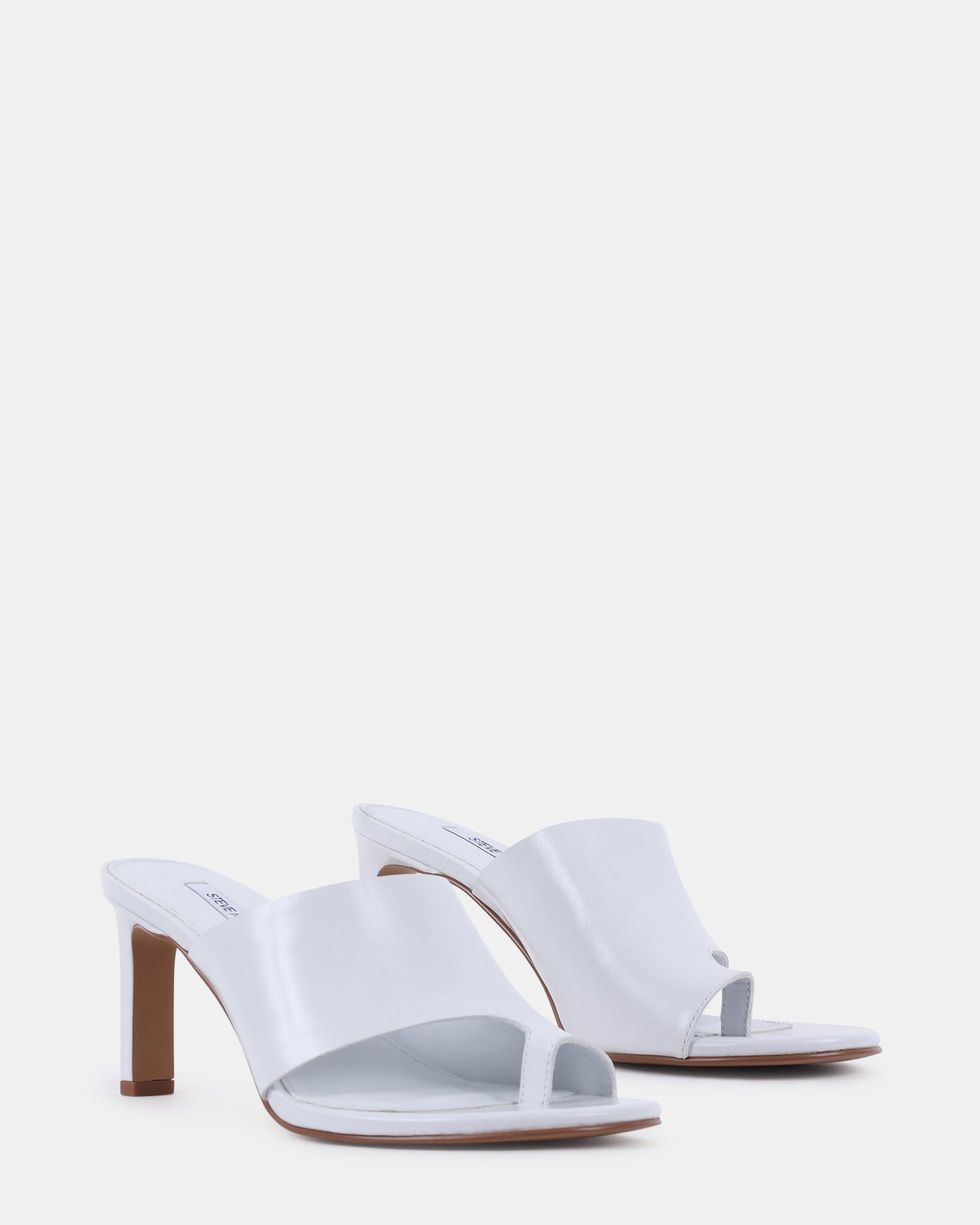 STEVE_MADDEN_SHOES_VALENTIN_WHITE_ANGLE4_PAIR_38083053-aecb-4468-b3d3-91ba967d20af.jpg